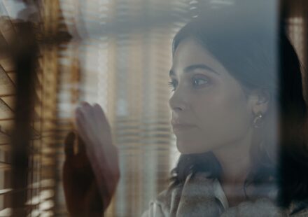 Femme pensive et preoccupee pres d une fenetre