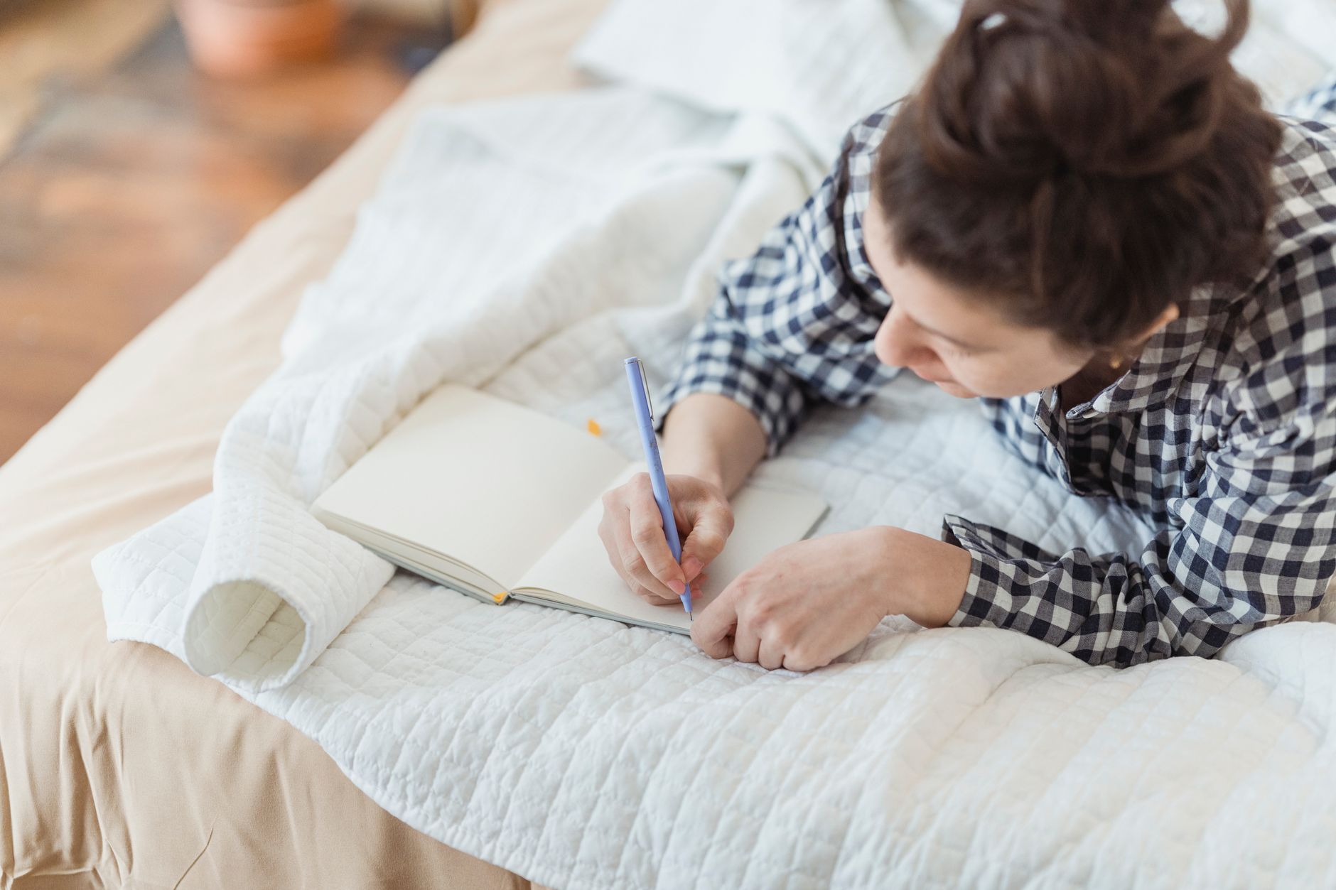 Femme écrivant dans un journal, moment de détente