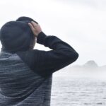 Trouble anxieux généralisé (TAG) : signes et solutions Personne pensive au bord d un lac brumeux