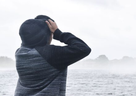 Personne pensive au bord d un lac brumeux