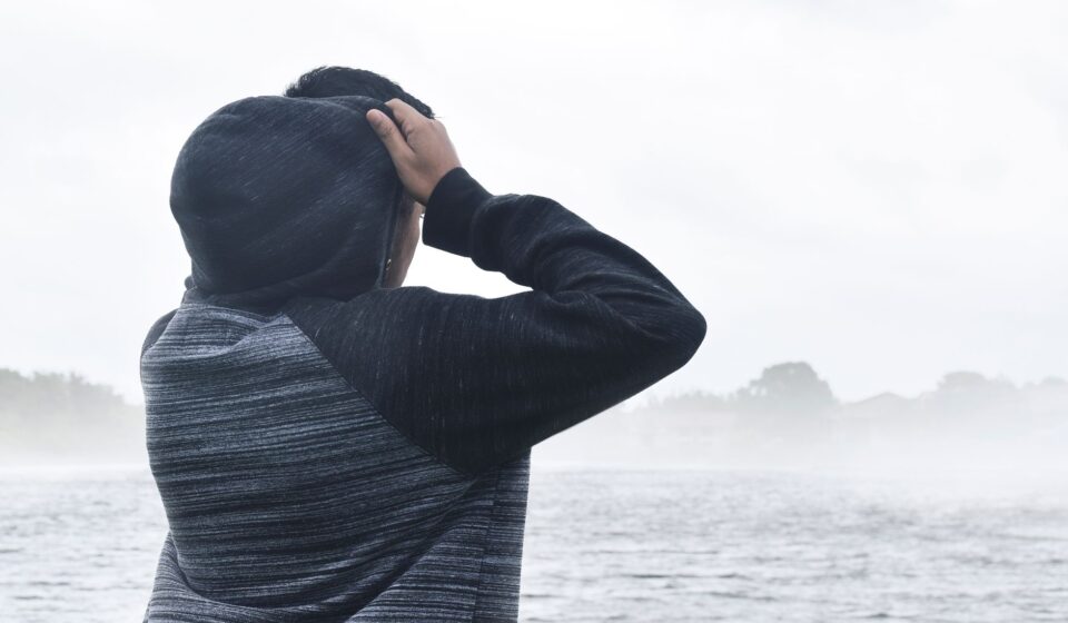 Personne pensive au bord d un lac brumeux