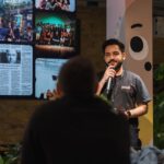 Orateur s adressant a un public, micro a la main