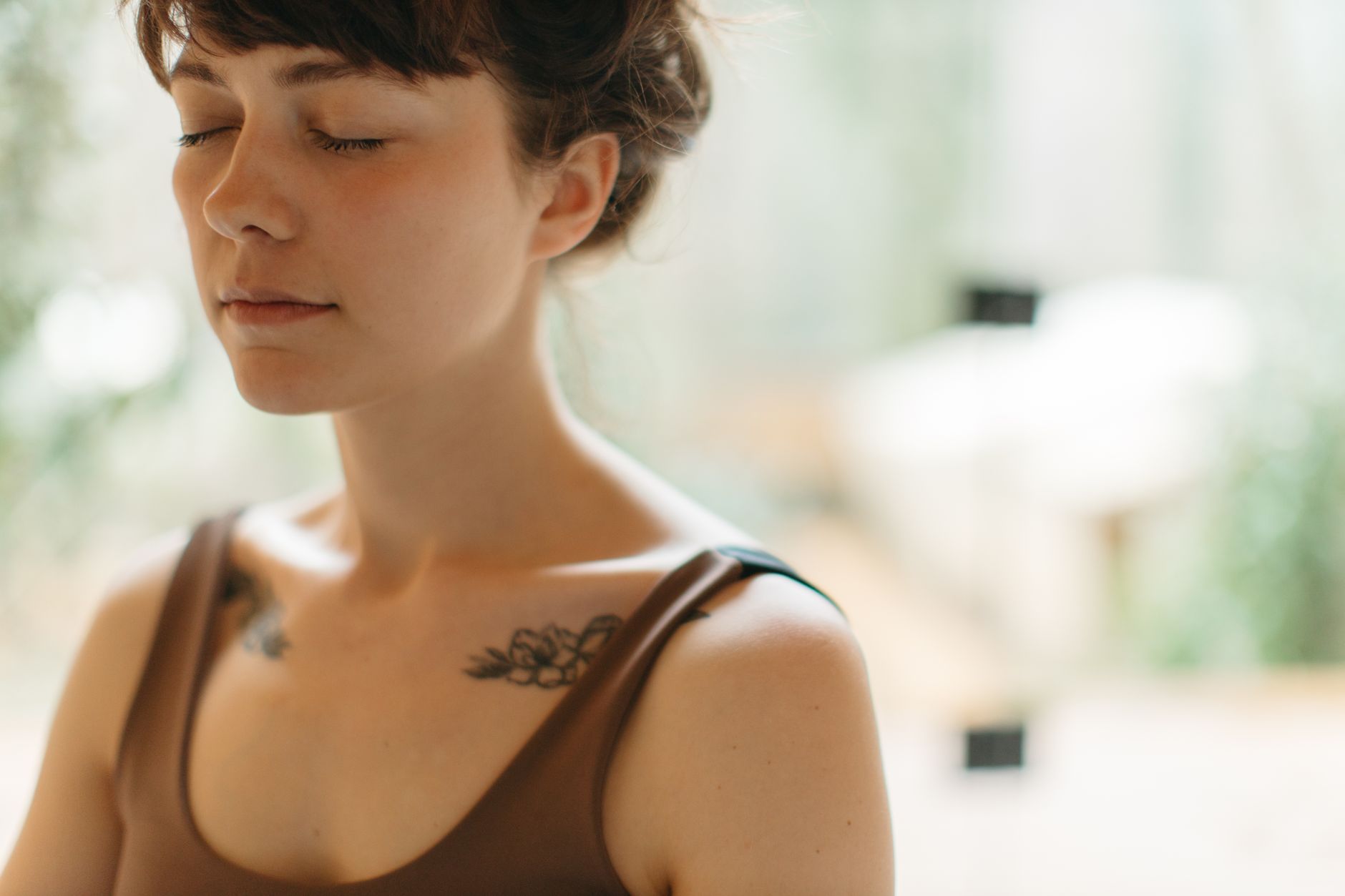 Personne aux yeux fermés respirant calmement
