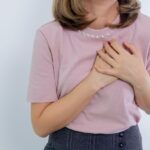 Crise d’hyperventilation : comment la calmer vite Femme portant la main a sa poitrine, respiration oppressee