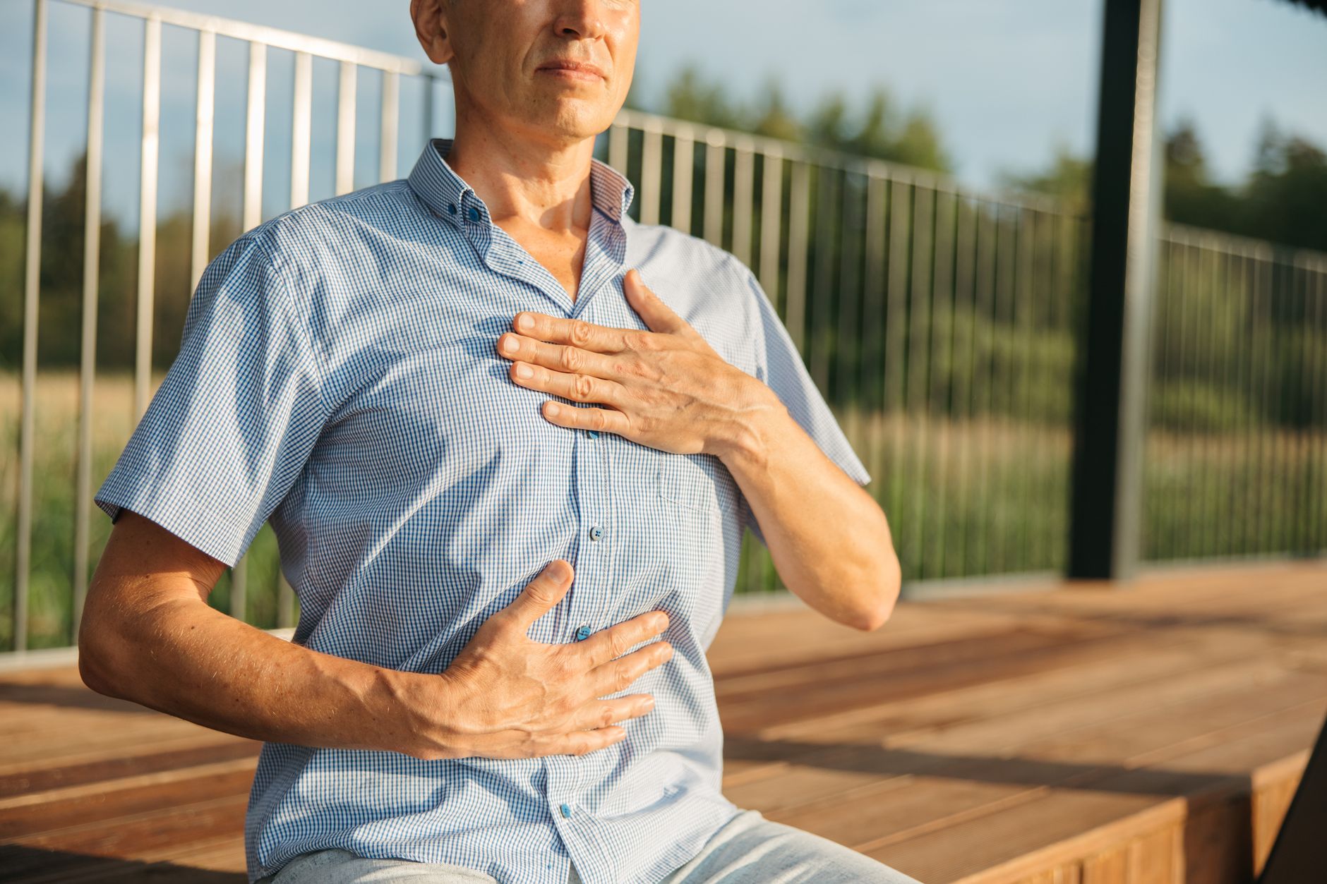 Personne pratiquant une respiration lente, mains sur le buste