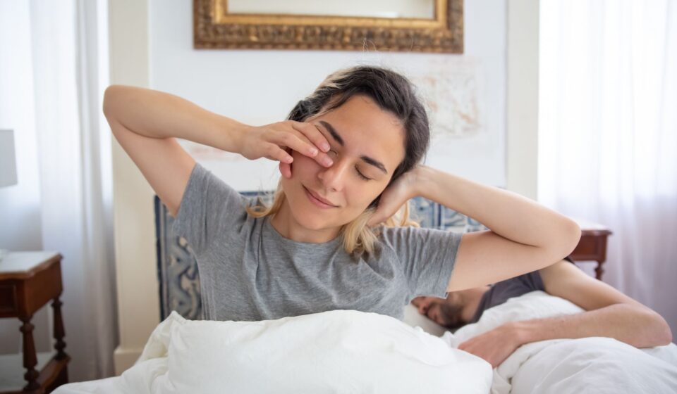 Jeune femme qui s etire au reveil dans son lit le matin